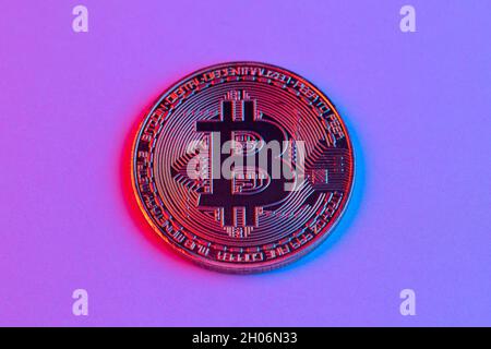 Moneta Bitcoin in rosso e blu al neon. Foto Stock