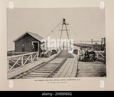 Long Bridge Over the Potomac dal libro americano della Guerra di Secessione americana e dall'album Grant : 'art immortelles' : Un portafoglio di riproduzioni a mezzitoni da fotografie rare e costose progettate per perpetuare la memoria del generale Ulisse S. Grant, raffigurante scene e incidenti in relazione alla Guerra civile pubblicata a Boston e New York da W. H. Allen nel 1894 Foto Stock