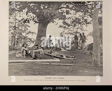 Soldati dell'Unione ferita dell'album del libro e della Grant della Guerra civile americana : 'art immortelles' : Un portafoglio di riproduzioni a mezzitoni da fotografie rare e costose progettate per perpetuare la memoria del generale Ulisse S. Grant, raffigurante scene e incidenti in relazione alla Guerra civile pubblicata a Boston e New York da W. H. Allen nel 1894 Foto Stock