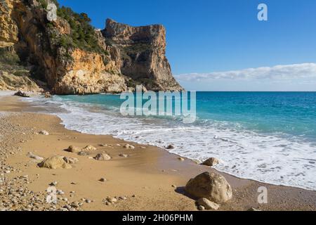 Spiaggia mediterranea mare blu chiaro scogliere e sabbia fine in Spagna bella destinazione di viaggio Cala Moraig sulla Costa Blanca Foto Stock