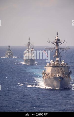 Philippine Sea, Stati Uniti. 03 Ottobre 2021. Una formazione di cacciatorpediniere navali multi-nazionali in corso durante gli esercizi 3 ottobre 2021, nel Mare delle Filippine. Navi da davanti a dietro: Caccia missilistica guidata USS Chafee, incrociatore missilistico guidato classe Ticonderoga USS Lake Champlain e la fregata della Marina canadese reale HMCS Winnipeg Credit: Seaman George Valceanu/U.S. Navy/Alamy Live News Foto Stock