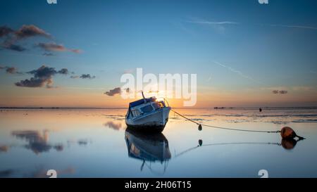 Girato in Essex lungo l'estuario del Tamigi a Shoeburyness, amo la calma del tramonto d'inverno Foto Stock