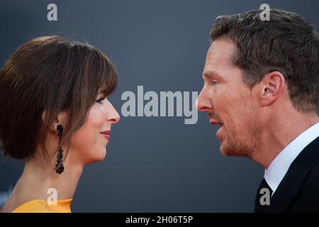 Londra, Regno Unito. 11 ottobre 2021. Benedict Cumberbatch e la moglie Sophie Hunter arrivano per la prima britannica di ‘The Power of the Dog’, presso il Royal Festival Hall di Londra durante il BFI London Film Festival Data delle foto: Domenica 11 ottobre 2021. Il credito fotografico dovrebbe essere: Matt Crossick/Empics/Alamy Live News Foto Stock