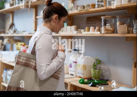 Donna caucasica in eco store zero rifiuti di plastica. Foto Stock