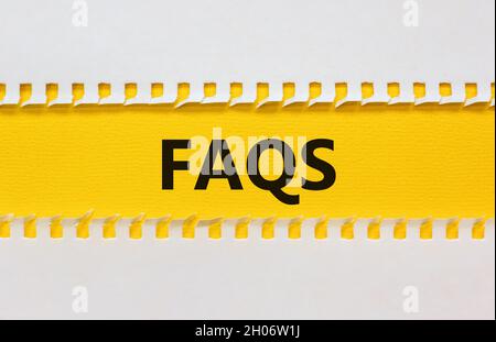 DOMANDE FREQUENTI, simbolo delle domande frequenti. Carta bianca e gialla. Parole "FAQ, domande frequenti". Bellissimo sfondo giallo. Business e F Foto Stock