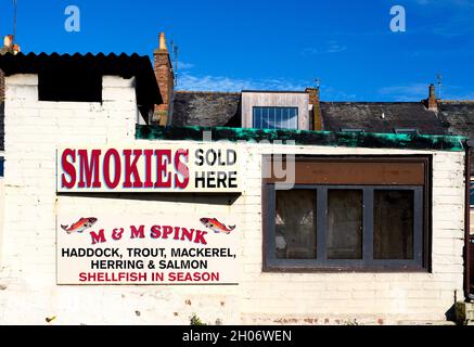 Cartello per Arbroath Smokies sul lato di un edificio ad Arbroath, Scozia, Regno Unito Foto Stock