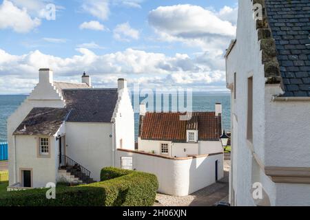 Case bianche tradizionali a Pan haa' Dysart Fife Scotland Foto Stock