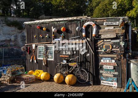 Cimeli marini su un capannone a Dysart Harbour, vicino a Kirkcaldy, Scozia Foto Stock