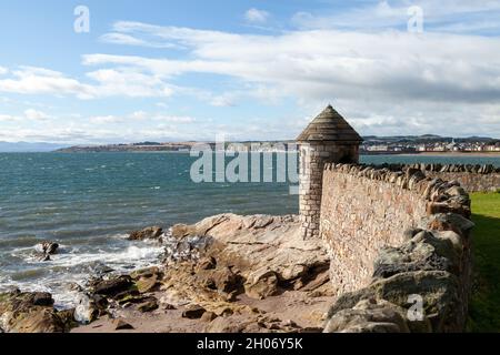 Il muro di mare di Ravenscraig Park Kirkcaldy con la città di Kirkcaldy in lontananza. Foto Stock