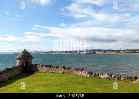 Il muro di mare di Ravenscraig Park Kirkcaldy con la città di Kirkcaldy in lontananza. Foto Stock