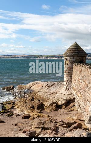 Il muro di mare di Ravenscraig Park Kirkcaldy con la città di Kirkcaldy in lontananza. Foto Stock