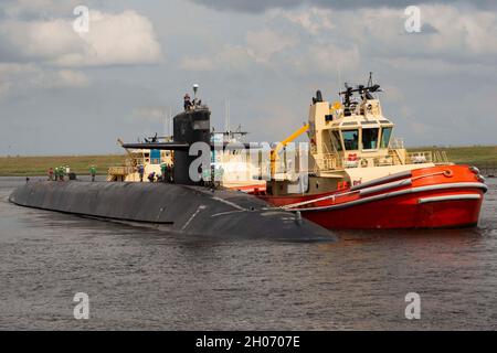 Kings Bay, Stati Uniti. 01 Ottobre 2021. Il sottomarino balistico-missile USS Alaska della marina militare statunitense di classe Ohio è guidato attraverso Cumberland Sound mentre ritorna a homeport alla base navale di Kings Bay dopo un dispiegamento di sei mesi il 1° ottobre 2021 a Kings Bay, Georgia. Credito: MC1 Ashley Berumen/U.S.A. Navy/Alamy Live News Foto Stock