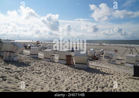 Sedie da spiaggia sulla spiaggia di sabbia bianca dell'isola di Baltrum nel Mare del Nord in Germania Foto Stock