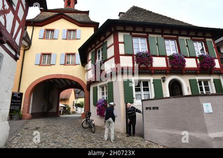 Vecchio uomo che porta in un vicino nel villaggio di Burkheim Germania Foto Stock