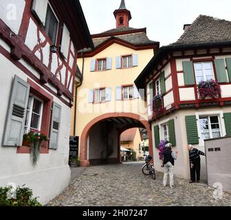 Vecchio uomo che porta in un vicino nel villaggio di Burkheim Germania Foto Stock