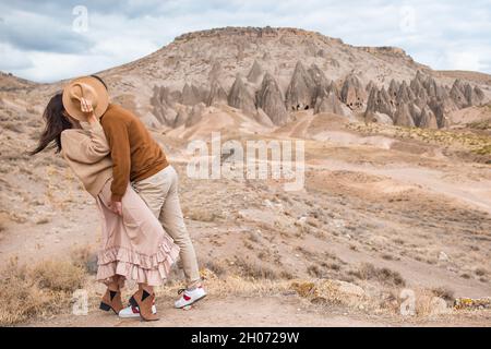 Coppia felice in vacanza estiva in luogo famoso. Formazioni cave. Foto Stock