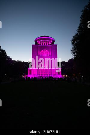 Amburgo, Germania. 11 ottobre 2021. Il planetario sarà illuminato con luci rosa come parte di una campagna nazionale per la Giornata Mondiale delle Ragazze. Credit: Daniel Reinhardt/dpa/Alamy Live News Foto Stock