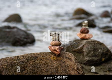 figure di pietra su pietre grandi alla costa Foto Stock