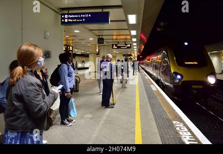 Piattaforma con corone di persone in attesa di treno arrivati alla stazione di Birmingham New Street, Regno Unito Foto Stock