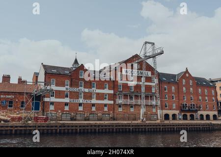 York, UK - 22 giugno 2021: Vista di Woodsmill Quay, mulino convertito in appartamento di lusso sulla riva del fiume Ouse a York, una città murata a nord thea Foto Stock