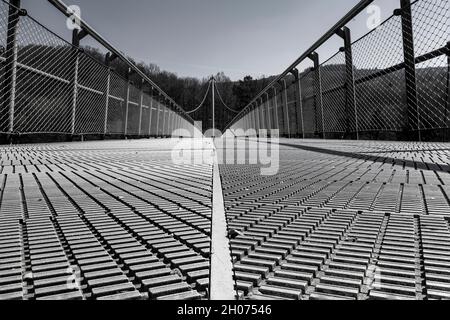 vista sulla destinazione - ponte di metallo focalizzato in prospettiva decrescente Foto Stock