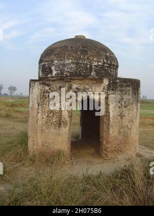 un bowli in cattiva forma lungo la Delhi-Srinagar Grand Trunk Road vicino a Sankhatra città nel distretto di Narowal del Pakistan. Bowli faceva parte del sarais caravan (pensioni autostradali) costruito da un re d'India del XVI secolo, Sher Shah Suri, lungo le due strade Grand Trunk da Calcutta a Peshawar e Srinagar. La strada era punteggiata di ciotola, costituito da un rifugio e un pozzo ad intervalli regolari. Gli alberi sono stati piantati su entrambi i lati della strada per dare ombra ai passanti. Pakistan, 25 dicembre 2006. Foto Stock