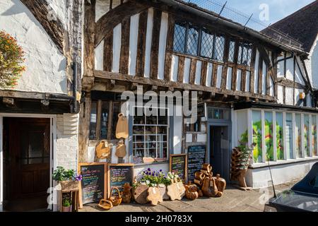 Shere Village, Surrey Hills Beer and Gin Company negozio in un cottage a graticcio, Surrey, Regno Unito Foto Stock