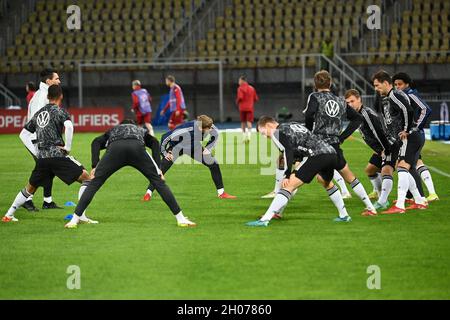 Skopje, Macedonia settentrionale. 11 ottobre 2021. Calcio: Qualificazione Coppa del mondo Europa, Macedonia del Nord - Germania, fase del Gruppo, Gruppo J, Matchday 8, alla Telekom Arena. I giocatori tedeschi si riscaldano per la partita. Credit: Federico Gambarini/dpa/Alamy Live News Foto Stock