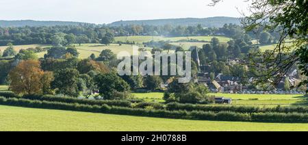 Vista sul villaggio di Shere nella Surrey Hills Area of Outstanding Natural Beauty, Inghilterra, Regno Unito, in una soleggiata giornata di ottobre o autunno Foto Stock