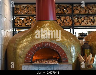 Un forno per pizza a legna rivestito di piastrelle in un ristorante a Winnipeg, Manitoba, Canada Foto Stock
