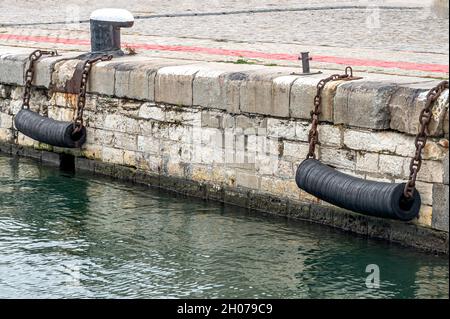 Fenders a ormeggio navi in un porto Foto Stock