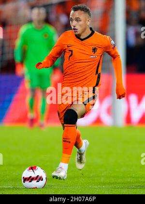 ROTTERDAM, PAESI BASSI - OTTOBRE 11: Noa Lang dei Paesi Bassi durante la partita di qualificazione della Coppa del mondo FIFA 2022 tra Paesi Bassi e Gibilterra allo Stadion Feijenoord il 11 Ottobre 2021 a Rotterdam, Paesi Bassi (Foto di Geert van Erven/Orange Pictures) Foto Stock
