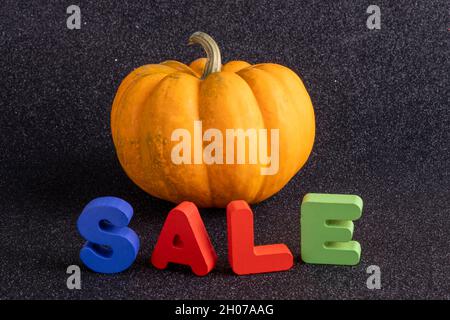 Speciale concetto di vendite di Halloween: Poster o banner di sconto stagionale per i negozi. Zucca promozionale e testo di vendita sfondo con spazio copia. Colorato Foto Stock