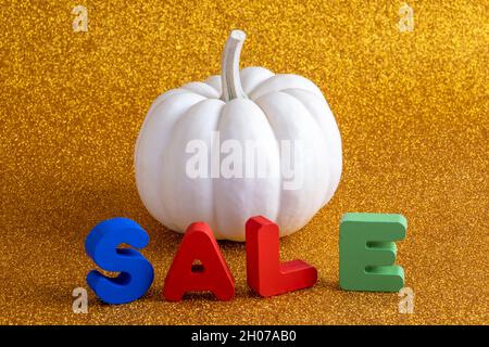 Speciale concetto di vendite di Halloween: Poster o banner di sconto stagionale per i negozi. Zucca promozionale e testo di vendita sfondo con spazio copia. Colorato Foto Stock