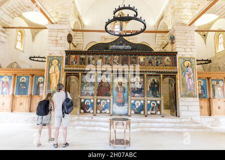 Affreschi dei Santi all'interno della tradizionale chiesa greco-ortodossa all'interno del castello di Pylos Peloponneso Grecia Foto Stock