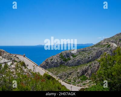 Strada tortuosa lungo Cap Formentor, Mainorca Foto Stock