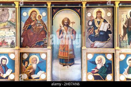 Affreschi dei Santi all'interno della tradizionale chiesa greco-ortodossa all'interno del castello di Pylos Peloponneso Grecia Foto Stock