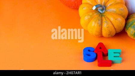 Speciale concetto di vendite di Halloween: Poster o banner di sconto stagionale per i negozi. Zucca promozionale e testo di vendita sfondo con spazio copia. Colorato Foto Stock