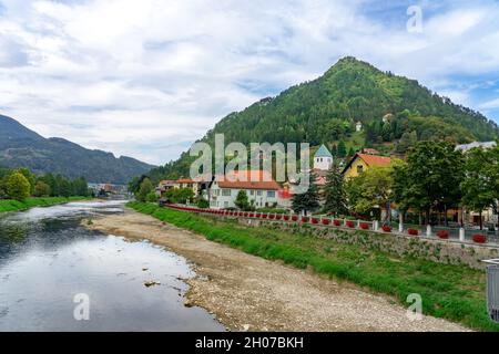 Splendida città di Lasco in Slovenia con la riva del fiume Spica. Foto Stock