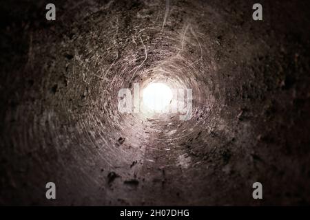 Vista del tubo a pozzetti profondi e sporchi Foto Stock