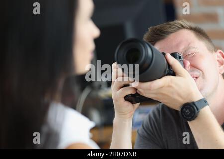 Uomo fotografo sta scattando le foto di donna primo piano Foto Stock