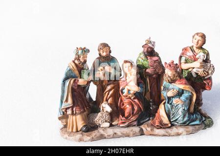 La Natività figura la Santa famiglia con i tre re su sfondo bianco Foto Stock