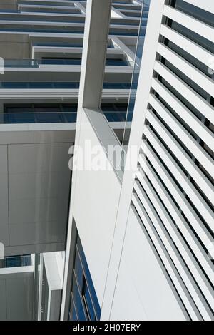 Vista verso l'alto in un moderno edificio di appartamenti nel centro di Berlino Foto Stock