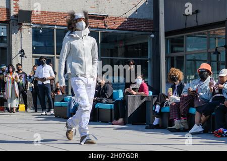 Mostra del designer Zam Barrett alla Brooklyn Fashion Week del 2021 aprile Foto Stock