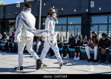 Mostra del designer Zam Barrett alla Brooklyn Fashion Week del 2021 aprile Foto Stock