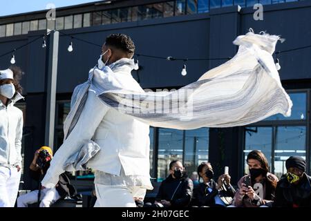 Mostra del designer Zam Barrett alla Brooklyn Fashion Week del 2021 aprile Foto Stock