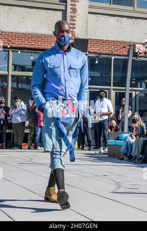 Mostra del designer Zam Barrett alla Brooklyn Fashion Week del 2021 aprile Foto Stock