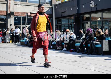 Mostra del designer Zam Barrett alla Brooklyn Fashion Week del 2021 aprile Foto Stock