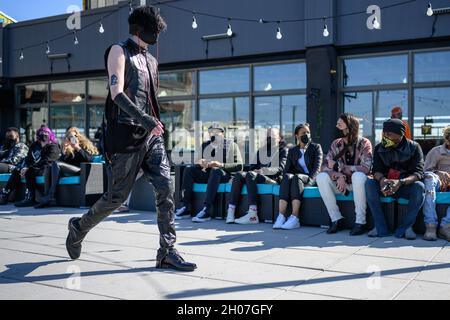 Mostra del designer Zam Barrett alla Brooklyn Fashion Week del 2021 aprile Foto Stock