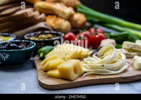 Biologico, e fresco, delizioso formaggio turco tradizionale per colazione a tavola. Foto Stock